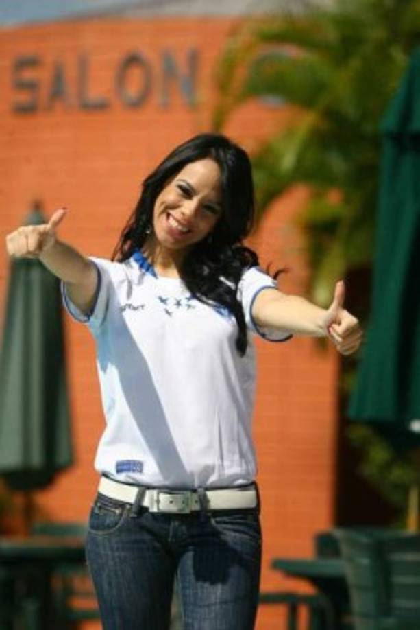 La guapa presentadora hondureña de Televicentro, Paola Lazzaroni.