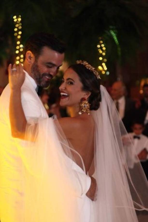 LA BODA DEL AÑO. Carlos Moreira y Sabrine Mahchi tuvieron la mejor boda de 2017 en Honduras. Ambos, hijos de ilustres familias de abolengo, recibieron la bendición en la catedral San Pedro Apóstol.