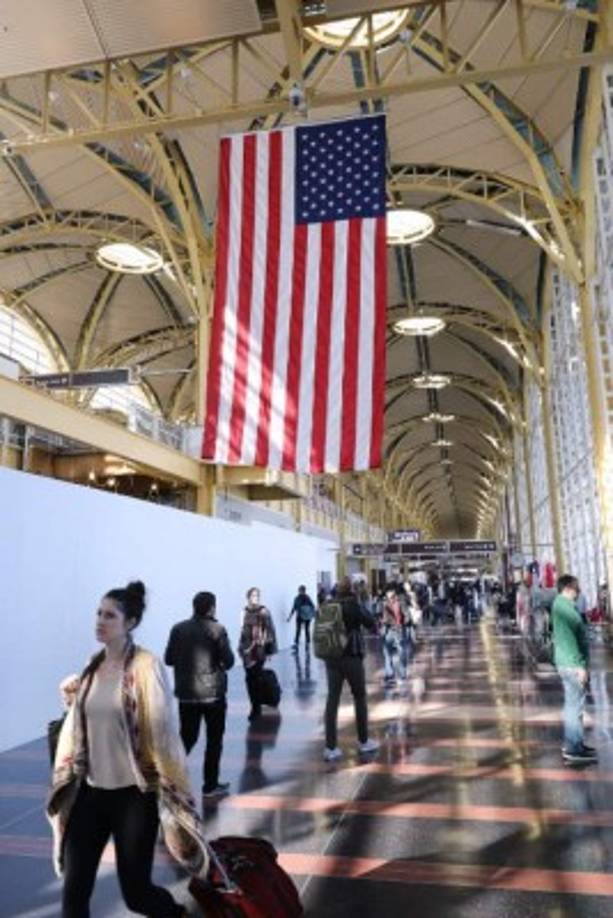 'Los consumidores tienen algo de lo que estar agradecidos en esta temporada vacacional: mayores salarios, más ingresos disponibles y crecientes niveles de riqueza en los hogares. Esto se está trasladando en más viajeros listos para salir en Acción de Gracias', dijo el vicepresidente de AAA, Bill Sutherland, al presentar las previsiones del organismo.<br/>