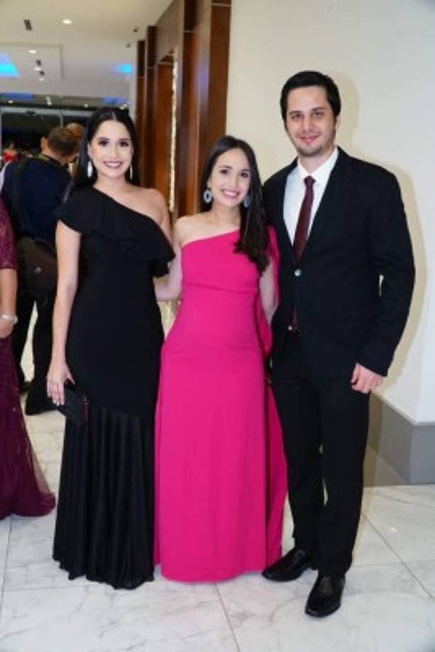 Ana Cristina Soto, Ana Lucía y Eldad Ronen.