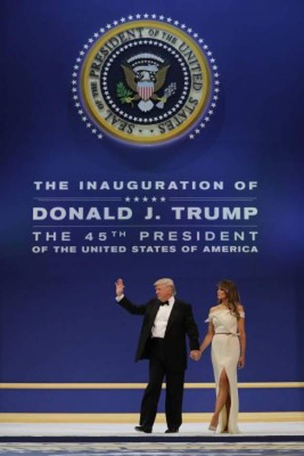 La pareja presidencial llegó sonriente a la pista.