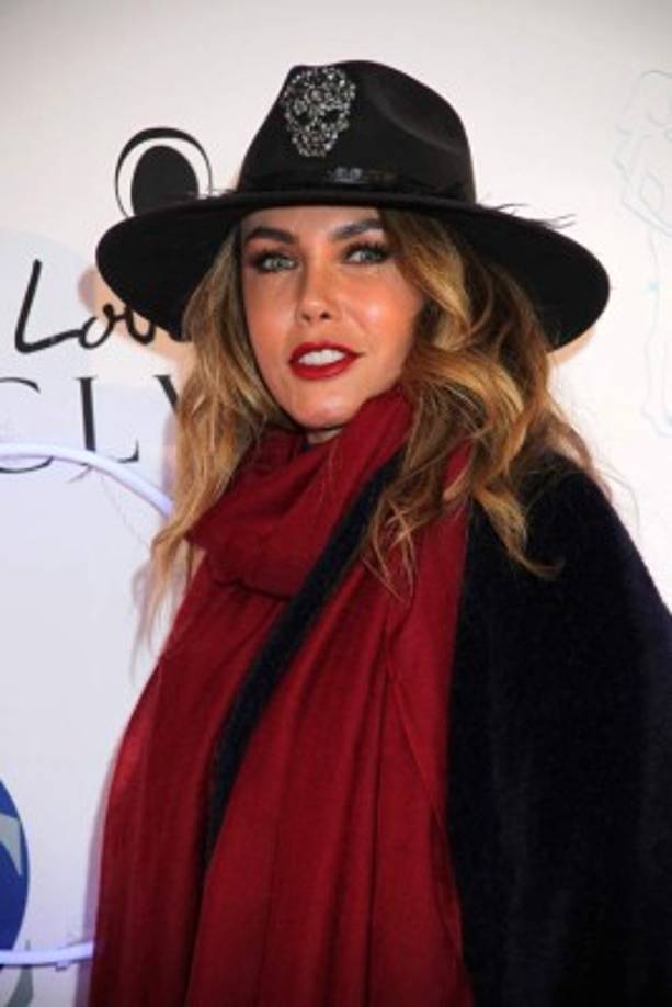 Según reveló en TVNotas que ambas sucumbieron ante un misterioso galán que conocieron en Internet. Incluso, las habría ilusionado tanto que a ambas les habría pedido dinero que nunca les regresó y hasta videos íntimos, pero nunca las conoció en persona.