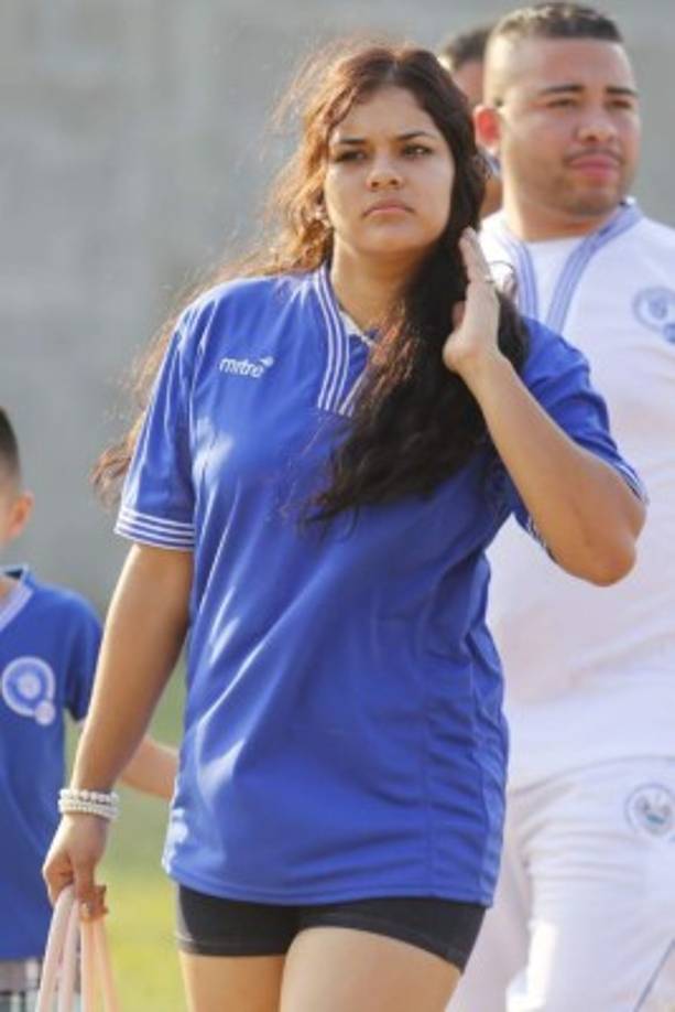 El público salvadoreño apoyando a la Selecta.