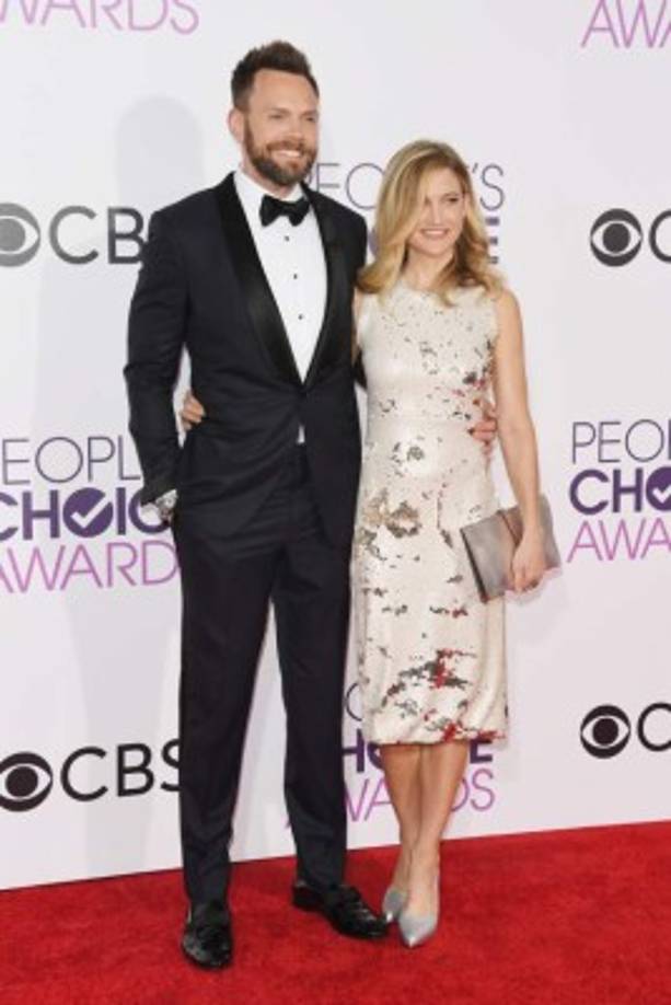 Host Joel McHale y Sarah Williams