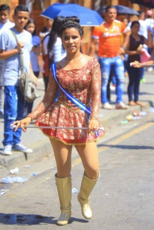 Los espectáculos de las bastoneras son los más esperados en los desfiles del 15 de septiembre y muchos se aglomeran en las calles para poder verlas a su paso.