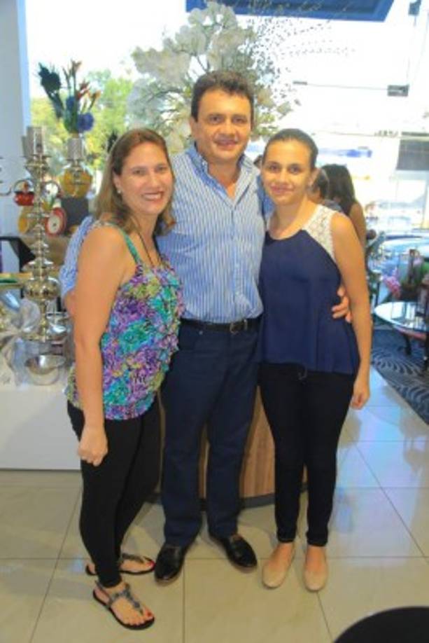 Elena, Francisco y Sofía Handal.