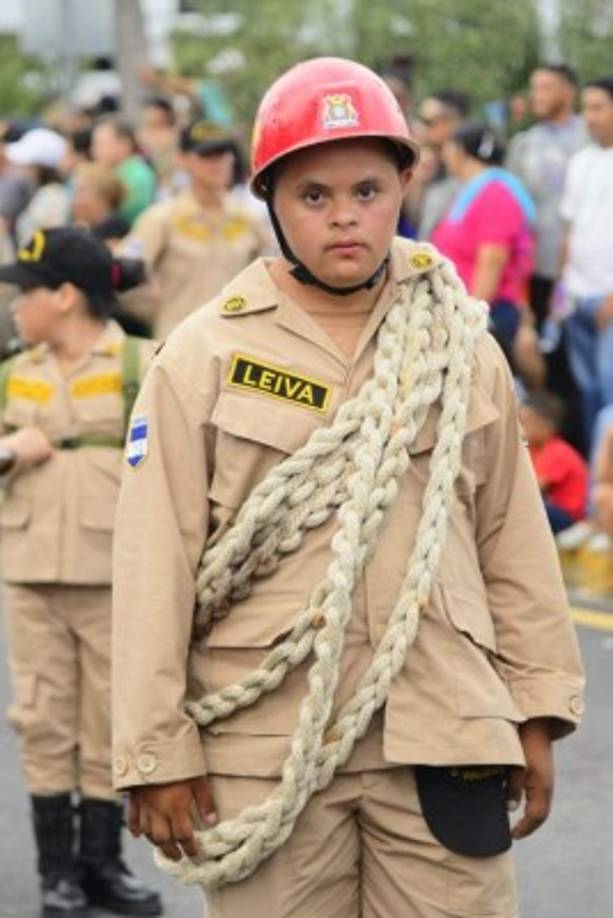 Unidos a la fiesta, la escuela infantil de Bomberos presentó a los futuros rescatistas del país. Este pequeño hace valer su derecho a servir a su nación.