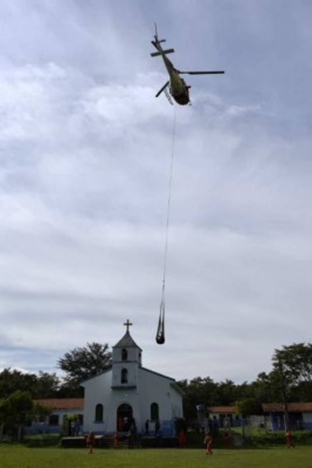 Los bomberos recuperan un cuerpo de la zona afectada por el lodo en Corrego do Feijao, cerca de la ciudad de Brumadinho en el estado de Minas Gerias, en el sureste de Brasil.