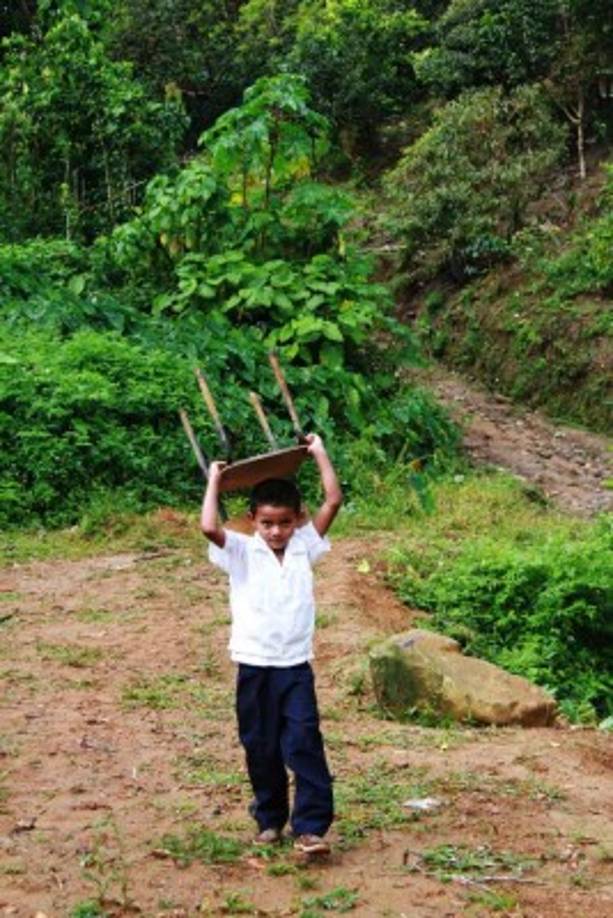 “Construimos la escuela así porque no tenemos dinero para hacerla de material y también porque queremos que nuestros hijos tengan una educación”, dijo uno de los encargados de la escuela.<br/>