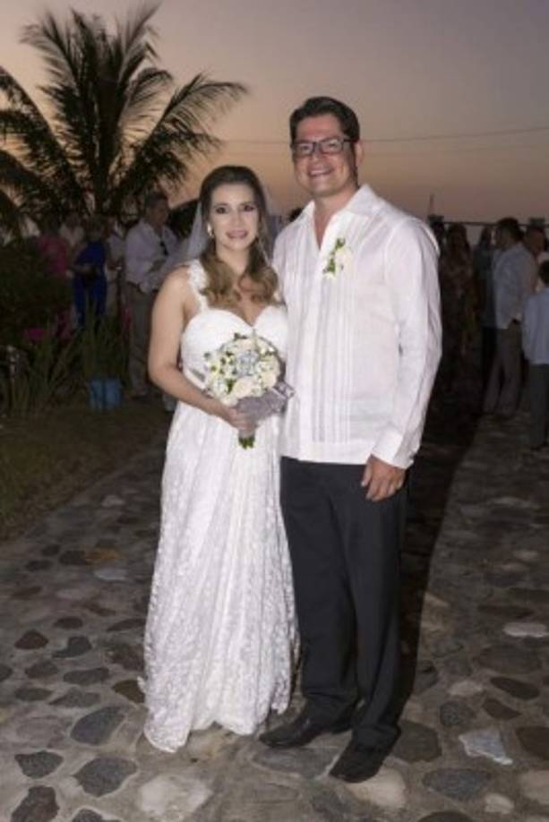 Los novios lucieron vestimentas frescas, rompiendo con el protocolo de las bodas tradicionales.