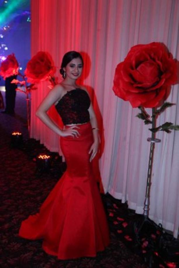 Salma Zayed Awwad lució muy audaz con un diseño de tonos intensos que destacaba el encanto juvenil.