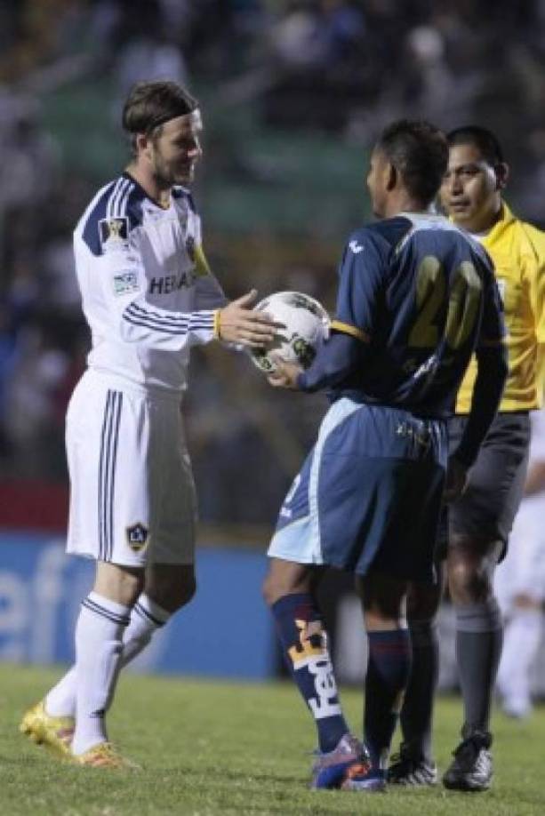Los dos jugadores más talentosos de la cancha esa noche de octubre del 2011 en el Nacional, David Beckham del Galaxy y Amado Guevara del Motagua.