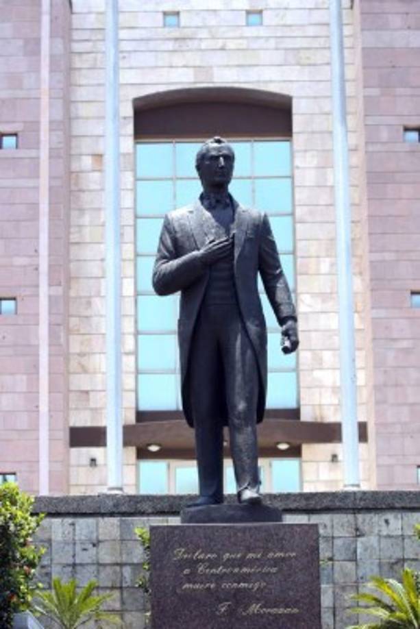 Escultura de Francisco Morazán, héroe nacional, hecha por Mario Zamora y ubicada en el parque La Libertad en Comayagüela.