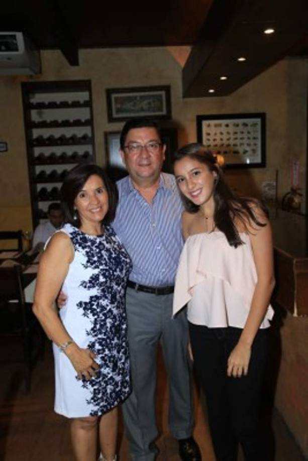 Hena, Ernesto y Ena Interiano.