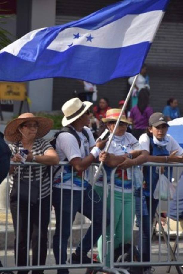 Francisco arribó al aeropuerto internacional Tocumen, de Ciudad de Panamá, donde fue recibido por miles de fieles cristianos.<br/>