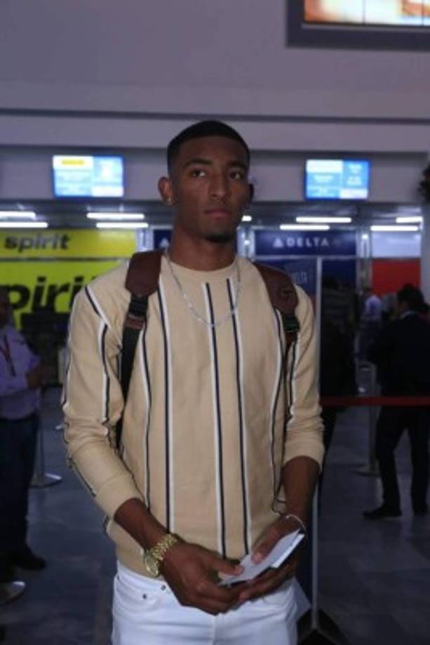 Douglas Martínez también llegó al aeropuerto ya que partió rumbo a Estados Unidos.