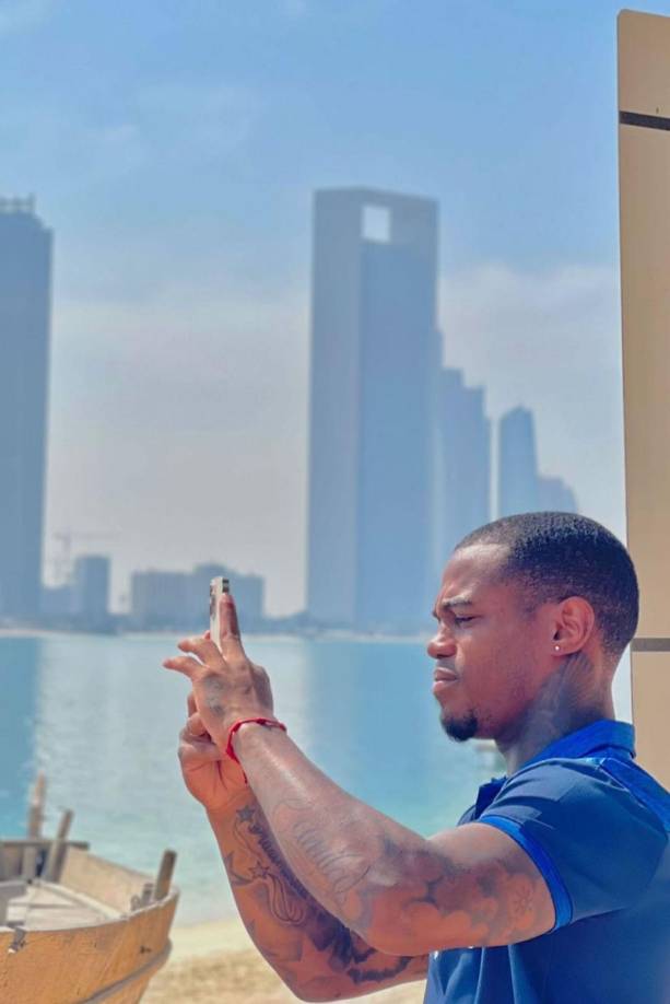 El futbolista del Marathón se llevó un par de fotos para el recuerdo de la visita a Abu Dabi.