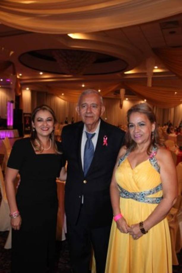 Kathia Castro, Rigoberto y Teresa Mancía.