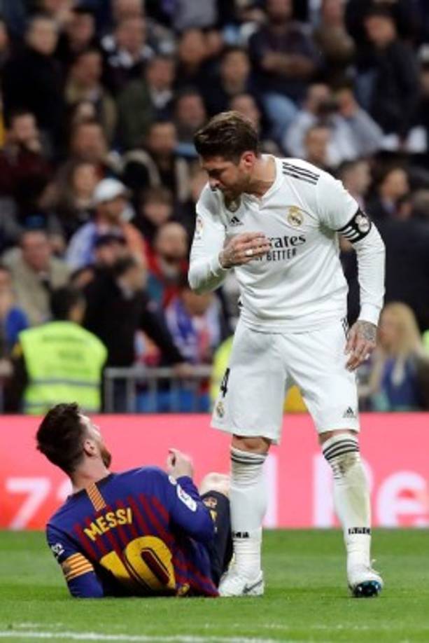 Sergio Ramos se salvó de la expulsión tras agredir a Messi y el español provocó más el enfado del argentino al decirle que se levantara tras unos minutos de estar en el césped.