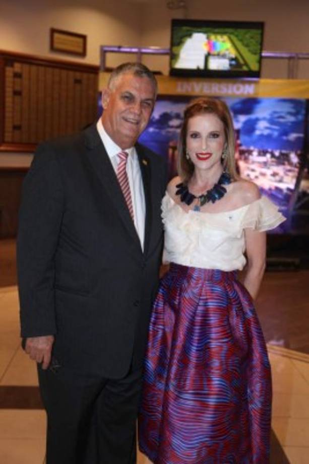 Juan Bendeck y Tissy Lardizábal.