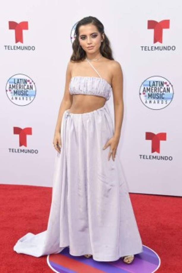 La actriz, protagonista de la película Dora, la exploradora, lució hermosa en un vestido color lila que dejaba ver parte de su abdomen.