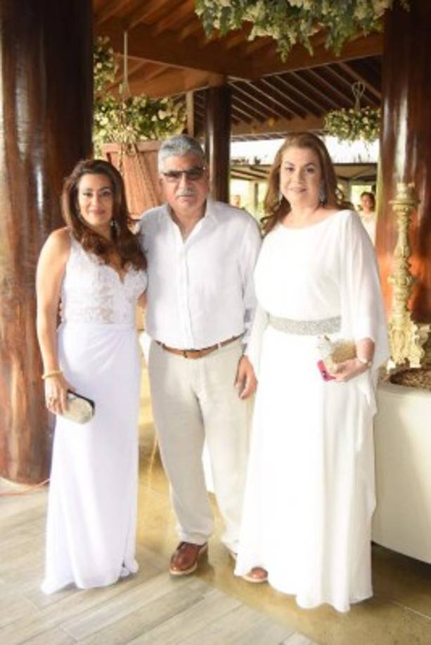Patricia y René Salem con Jeannette Fortín.