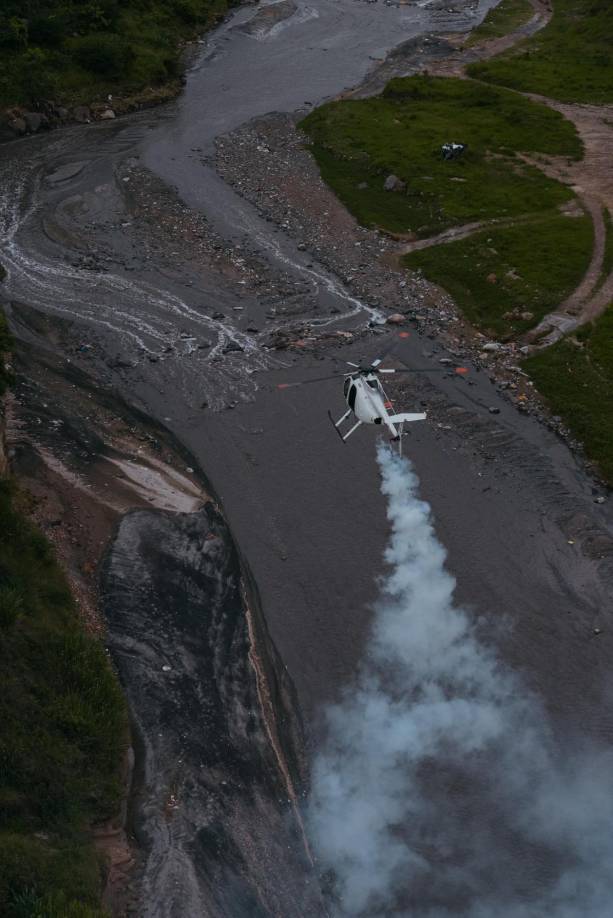 Helicópteros de la Fuerza Aérea se han sumado a los operativos de fumigación en diferentes puntos de El Salvador.