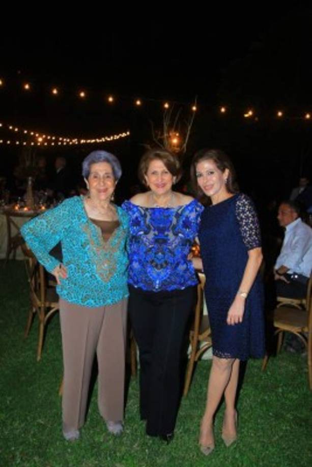 Nena Larach, Emilia Saybe y Gina Larach.