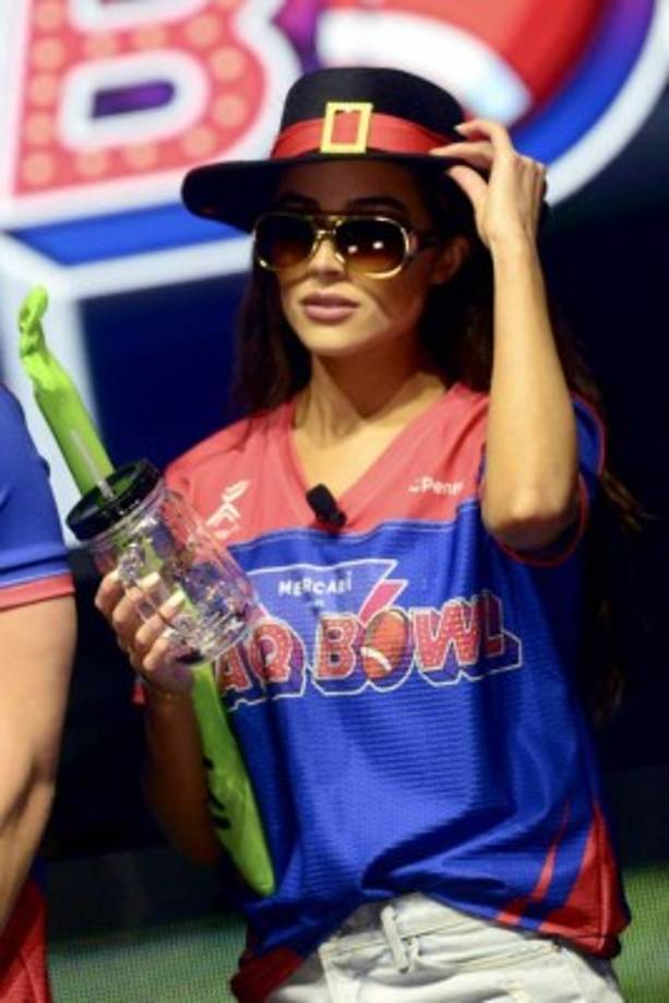 Bellas chicas adornaron el Super Bowl con su belleza.