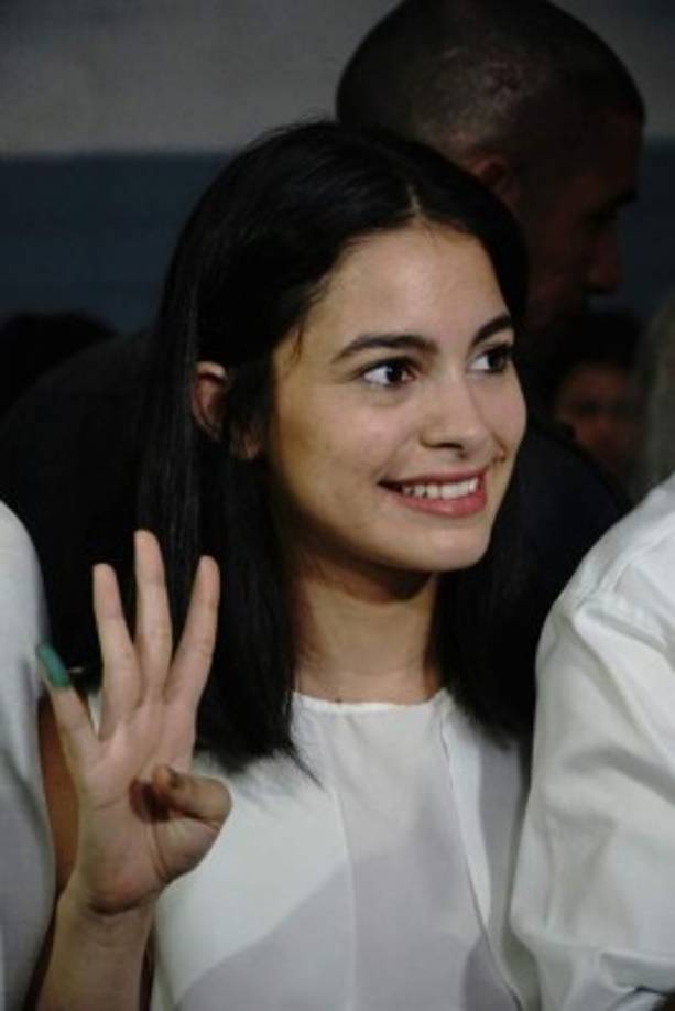 Isabella, la hija de alcalde de San Pedro Sula, Armando Calidonio, se mostró satisfecho de votar en las elecciones generales de Honduras junto a sus padres.