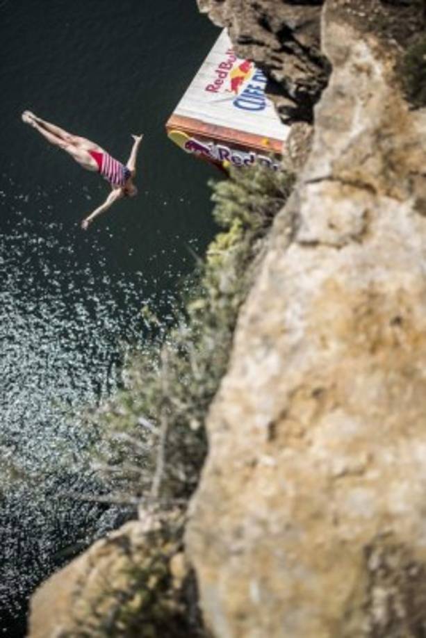SALTO ACANTILADO. Gran zambullida. La estadounidense Ginger Huber se lanza de la plataforma de 21 metros en la competición de la Cliff Diving, en Possum Kingdom Lake, Texas.