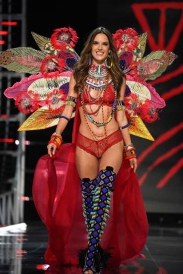La firma de lencería Victoria's Secret celebró este lunes su primer desfile de moda en China, en un espectáculo marcado por reveses y polémicas durante la preparación del ostentoso espectáculo.<br/>La Top Model brasileña Alessandra Ambrosio confirmó que cuelga sus alas tras 17 años desfilando para la prestigiosa marca de lencería.