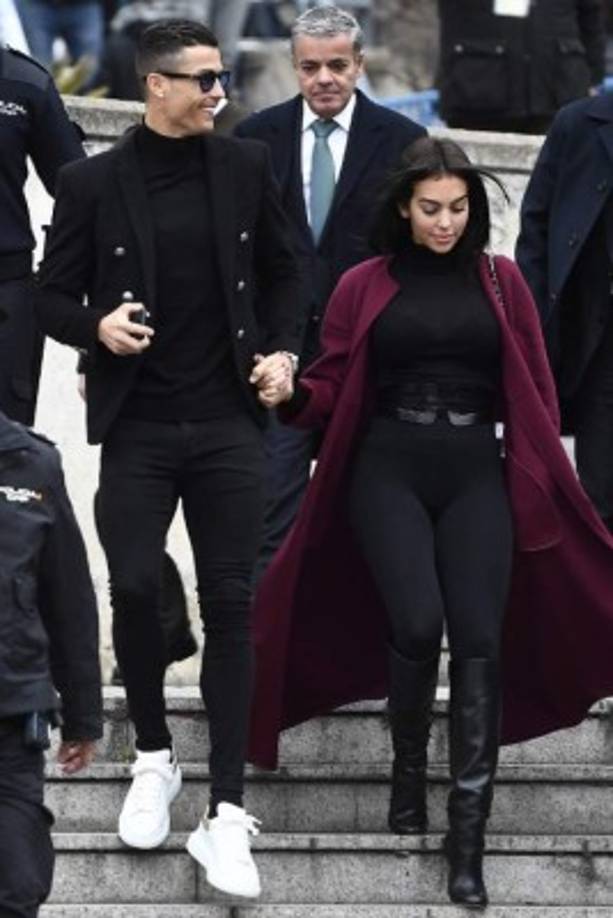 Gerogina Rodríguez lució con un abrigo, fino y rojo, abierto y casi hasta los pies.