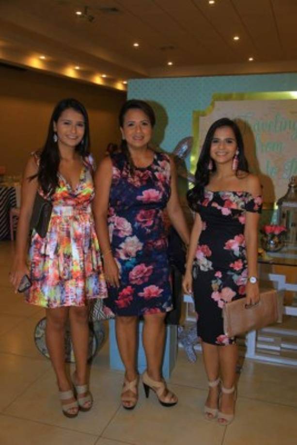 Julie, Silvia Carolina y Caroll Perelló.