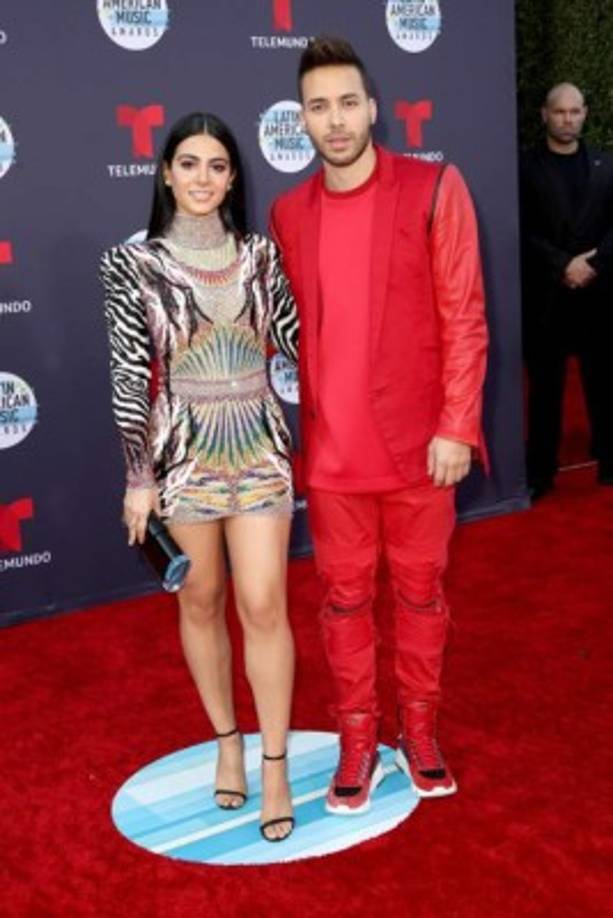 Prince Royce se camuflajeó con la alfombra roja.
