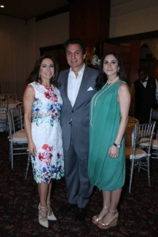 Sandra y Mario Canahuati con Stephanie Larach.