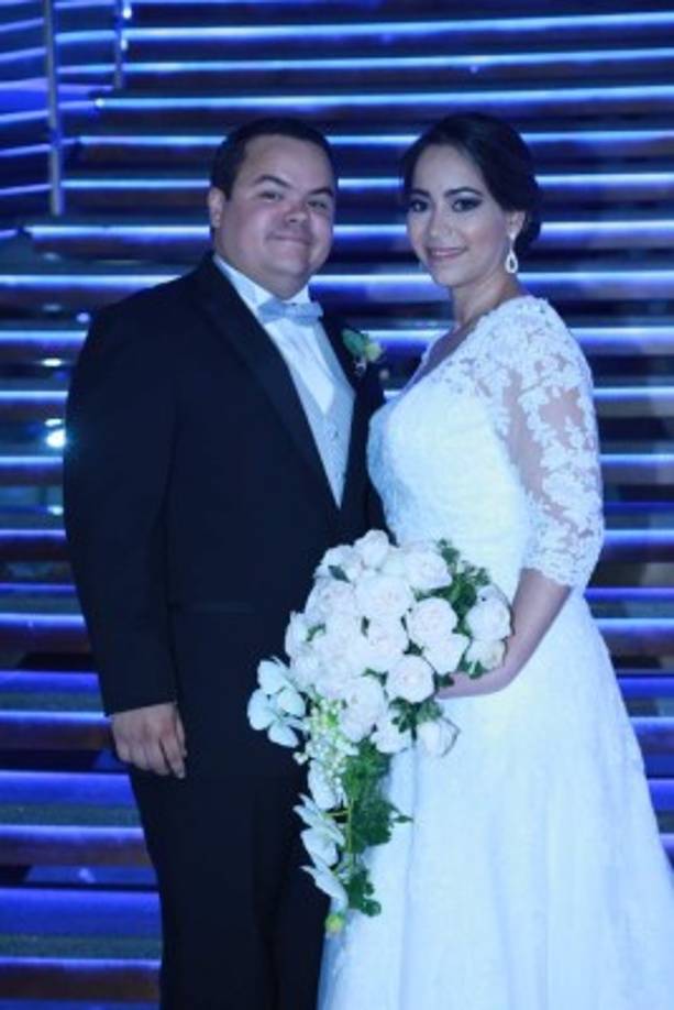 Victoria & Luis <br/>La iglesia María Reina del Mundo acogió la boda Cousin Saybe. El banquete fue en el centro de convenciones Copantl donde predominó la distinción.