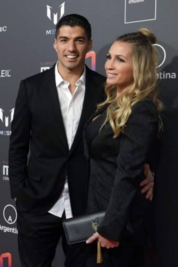Luis Suárez y su esposa Sofia Balbi estuvieron presentes.