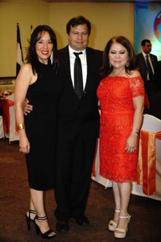 Angie y Danilo Erazo con Belinda Fajardo.