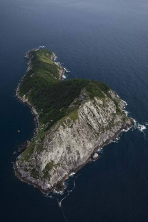 La isla está prohibida a los civiles, y solo se adentran en ella algunos científicos a veces para investigar a los animales, aparte de los militares.