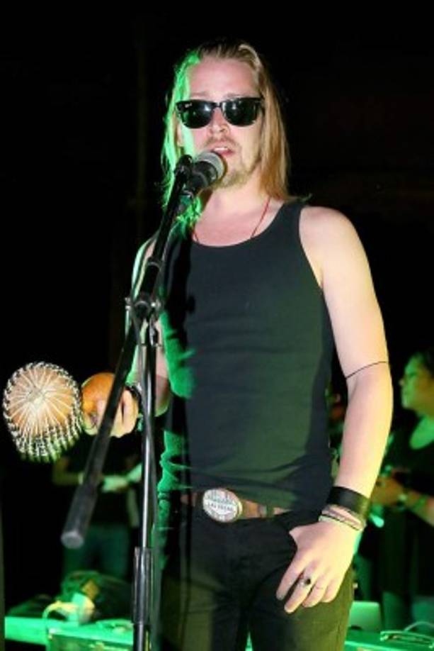 Con su banda 'The Pizza Underground', el famoso actor hace versiones de canciones de 'The Velvet Underground' pero hablando solo de pizza.