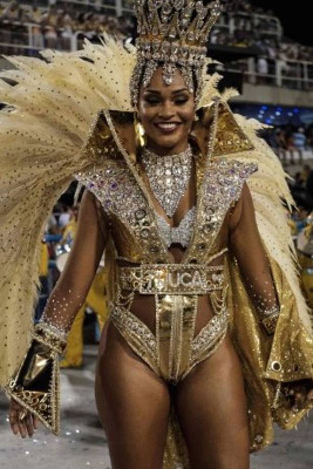 Doce escuelas de samba rivalizan por el título del campeonato en el estadio que alberga el Carnaval de Río durante 4 días.