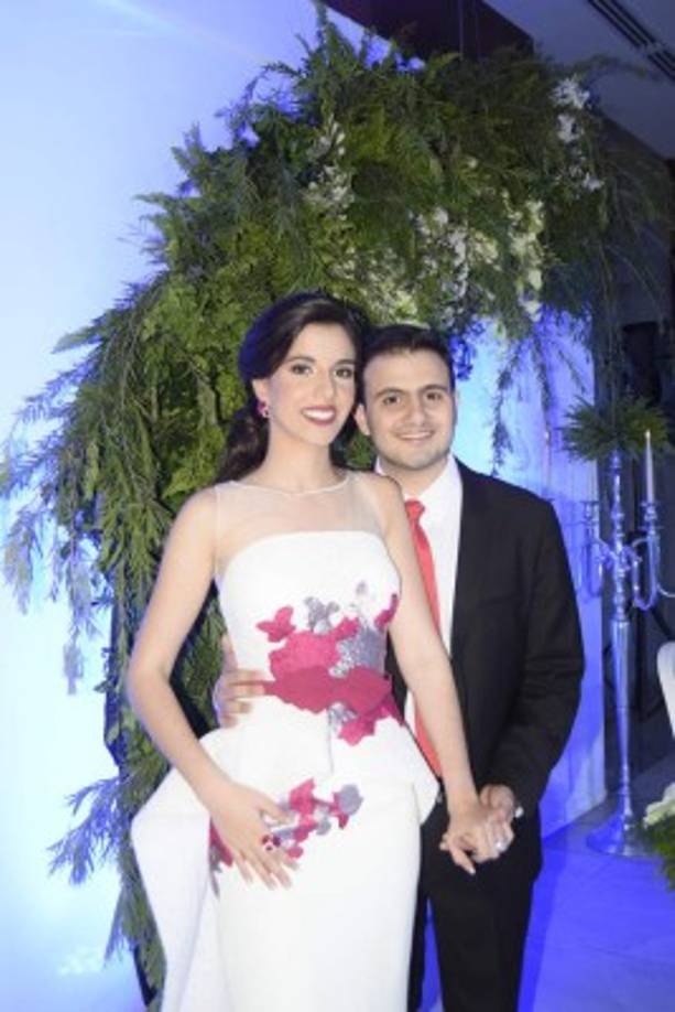 Los novios lucieron impecablemente ataviados con la distinción nupcial.