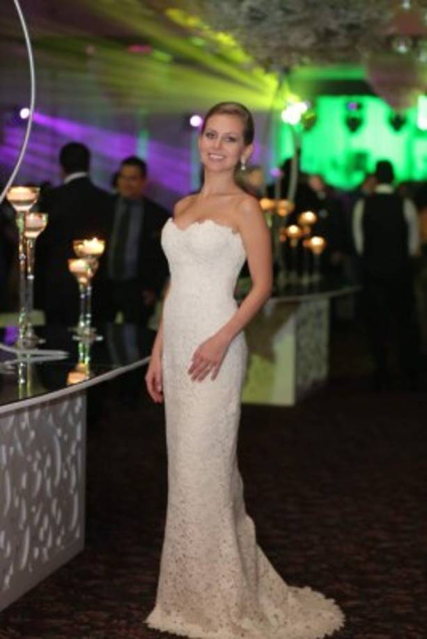 La novia presumió su impecable belleza con su ajuar de guipiur total.