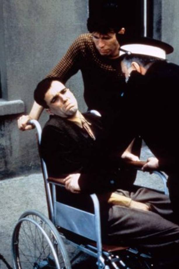 “Mi pie izquierdo” fue la primera colaboración entre Jim Sheridan y Daniel Day-Lewis, quien interpretó a Christy Brown, un artista y escritor con parálisis cerebral que solo podía controlar su pie izquierdo. Su actuación fue inmediatamente celebrada y premiada.<br/><br/>“Mi pie izquierdo” fue el filme que le dio al actor la oportunidad de demostrar que también es grande fuera de un entorno aparentemente normal para la interpretación.<br/><br/>Su pasión es tan grande que para esta cinta decidió no abandonar la silla de ruedas cuando la cámara dejaba de filmar y acabó triturándose las costillas.