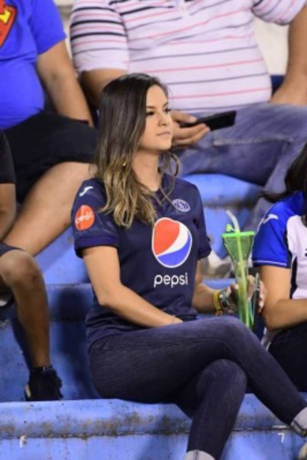 Está bella chica con la camiseta del Motagua robó miradas en el Olímpico.