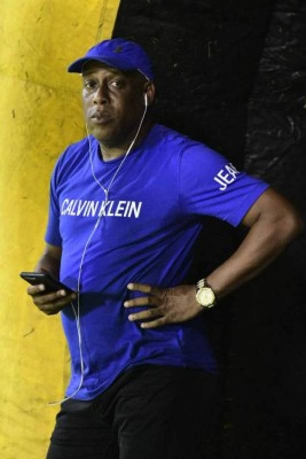 Hernán Medford estuvo escuchando música antes del partido contra el Vida.