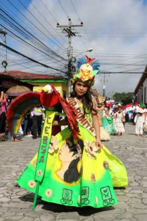 Lindos trajes elaborados a mano luce esta pequeña del occidente hondureño.