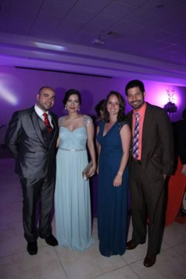 Guillermo, Diany y Mallory Díaz con Max Carranza.