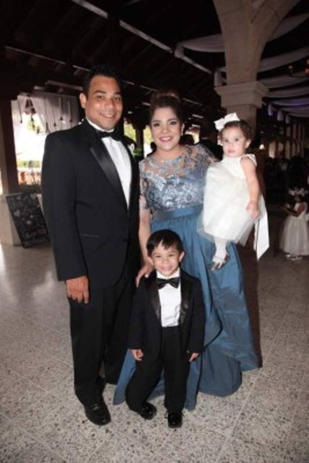 Roberto y María José Gámez con sus hijos Roberto y Marietta.